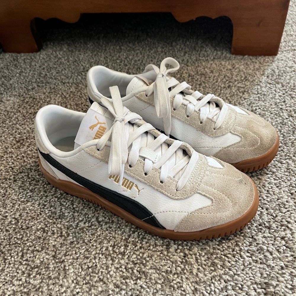 Puma Beige and White Sneakers with Black Stripe